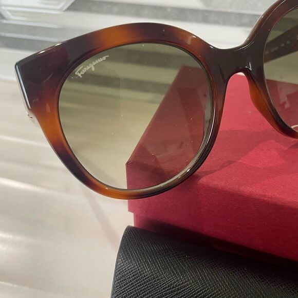 NIB SALVATORE FERRAGAMO SF1031S Ladies Sunglasses - Picture 3 of 8